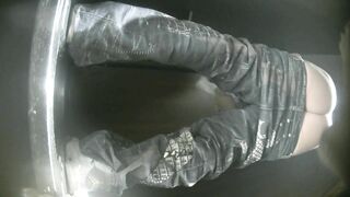 一月最新流出 夜总会酒吧绿光系列后拍小姐尿尿前蹲短裙高跟美女尿完不擦逼抖两下01