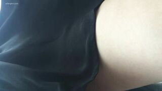 推荐 【公交站抄底】玉足特写，好身材大长腿，阴户饱满，差点就伸进别人裙子里拍了