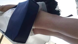 推荐 【公交站抄底】玉足特写，好身材大长腿，阴户饱满，差点就伸进别人裙子里拍了