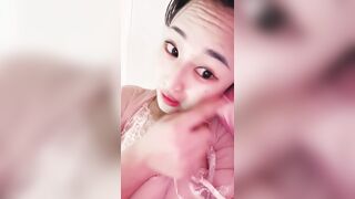 甜妹妹【贝贝】嫩到让人发狂 圆圆的美乳 毛毛有些多 眼神清亮 道具插到白浆冒泡 爽飞