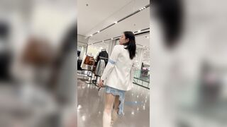 推荐 抄底【白色丝袜眼镜妹】裙子相当有个性，4分钟一直怼着拍，阴户饱满，闷骚性格就希望给狼友看