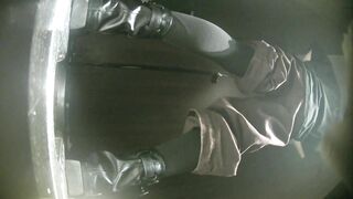 一月最新流出 夜总会酒吧绿光系列后拍小姐尿尿前蹲短裙高跟美女尿完不擦逼抖两下