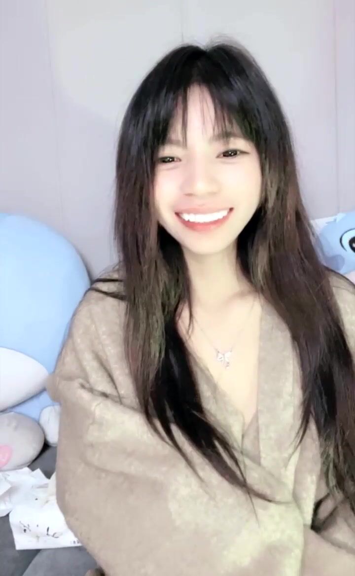 【小菲菲】甜美学妹~! 酥胸骚舞~跳蛋狂震~道具抽插~流浆0