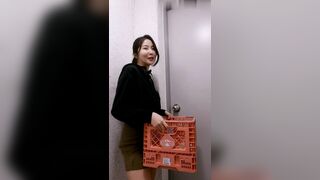 户外露出】【jena】周末阳光明媚停车场露出打扫车内卫生不经意露出嫩逼餐厅露出01