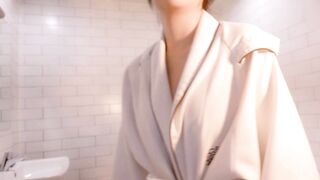 【户外露出】【jena】周末阳光明媚停车场露出打扫车内卫生不经意露出嫩逼餐厅露出06