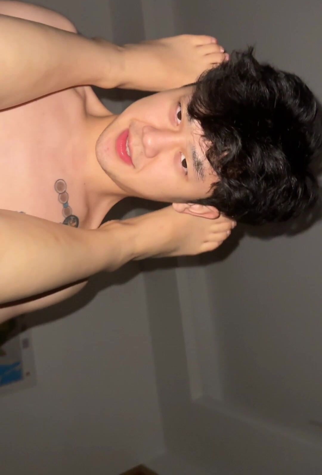 小情侣露脸性爱真实自拍，外表单纯小骚妹内心淫荡，男厕全裸露出楼道厕所造爱，专找刺激的玩0