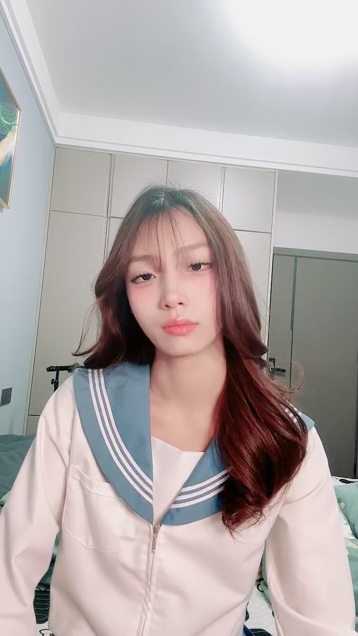 推荐 颜值小太妹【静静香】新人下海，大尺度掰逼展示，裸舞诱惑，为大哥提供情绪价值