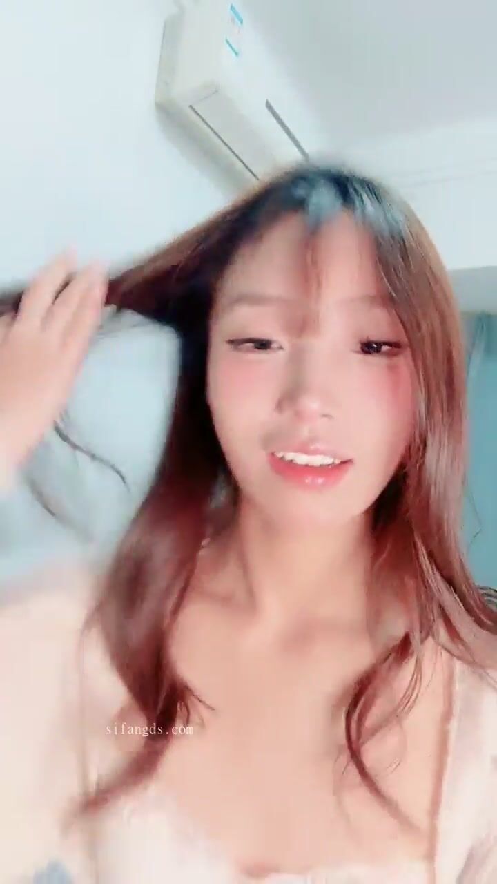 推荐 颜值小太妹【静静香】新人下海，大尺度掰逼展示，裸舞诱惑，为大哥提供情绪价值1