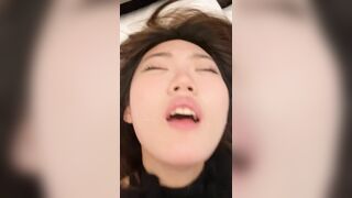 拜金露脸反差女大学生酒店约炮金主，剃光阴毛干起来才爽，啪啪啪阿黑颜伸舌头