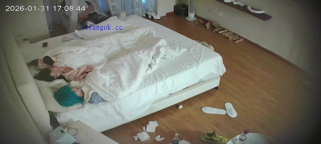 小姐姐刚上大学 护士装逛商场扶梯前后CD微透白内