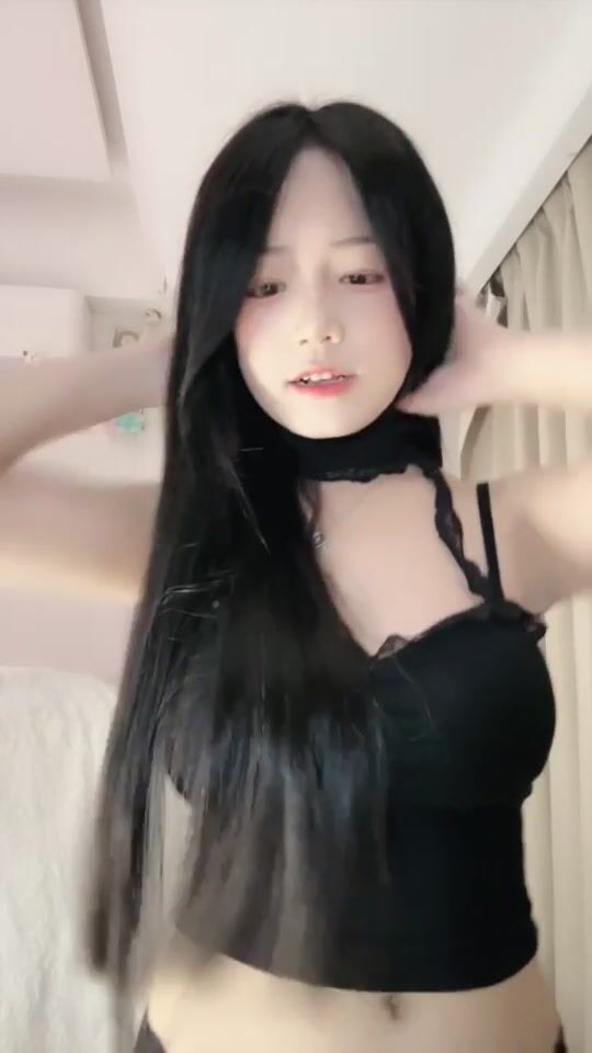 【e懒得喷】危险纯欲体G奶女学生 全身肌肤雪白完美身材小蛮腰大长腿粉嫩逼逼抖胸裸舞道具喷水0