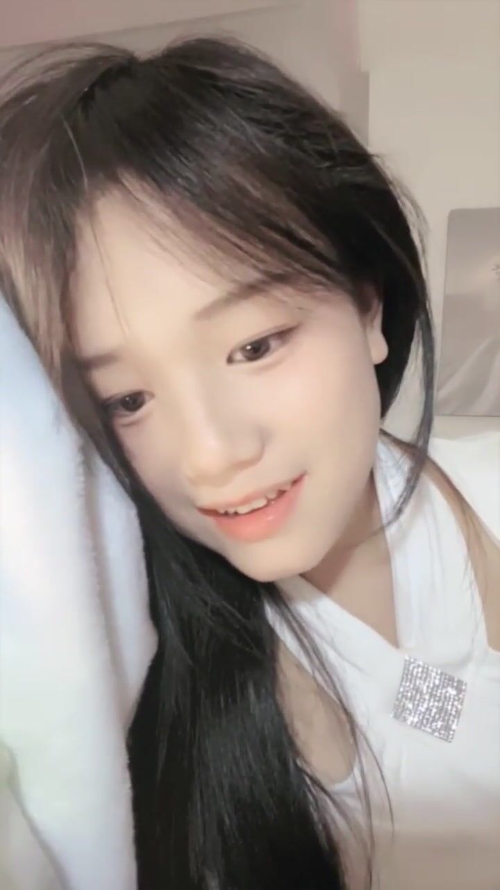 【e懒得喷】危险纯欲体G奶女学生 全身肌肤雪白完美身材小蛮腰大长腿粉嫩逼逼抖胸裸舞道具喷水1