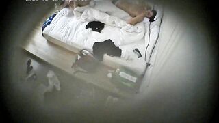 2-13流出酒店偷拍 喜欢研究女友逼逼得小伙用手指和道具弄湿白嫩美腿女友后再插入享受完整版00