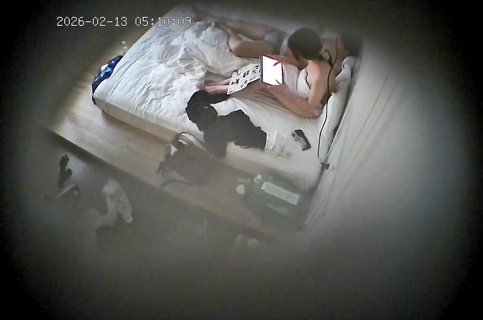 2-13流出酒店偷拍 喜欢研究女友逼逼得小伙用手指和道具弄湿白嫩美腿女友后再插入享受完整版00