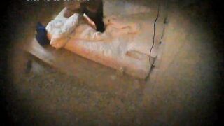 2-13流出酒店偷拍 喜欢研究女友逼逼得小伙用手指和道具弄湿白嫩美腿女友后再插入享受完整版01