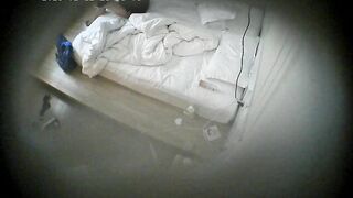 2-13流出酒店偷拍 喜欢研究女友逼逼得小伙用手指和道具弄湿白嫩美腿女友后再插入享受完整版01