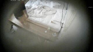 2-13流出酒店偷拍 喜欢研究女友逼逼得小伙用手指和道具弄湿白嫩美腿女友后再插入享受完整版01