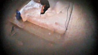 2-13流出酒店偷拍 喜欢研究女友逼逼得小伙用手指和道具弄湿白嫩美腿女友后再插入享受完整版01