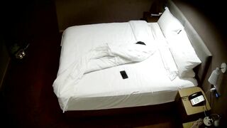 2-16流出天眼酒店偷拍 白嫩少妇享受完大叔男技师拔罐后被按住跳蛋调情69打桩