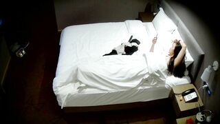 2-16流出天眼酒店偷拍 白嫩少妇享受完大叔男技师拔罐后被按住跳蛋调情69打桩