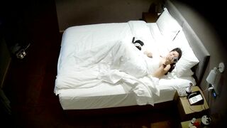 2-16流出天眼酒店偷拍 白嫩少妇享受完大叔男技师拔罐后被按住跳蛋调情69打桩