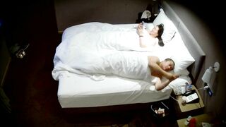 2-16流出天眼酒店偷拍 白嫩少妇享受完大叔男技师拔罐后被按住跳蛋调情69打桩