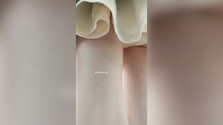 推荐 【商场抄底】龟男带小靓女逛街，玉足特写，看起来小女友被插得很满足