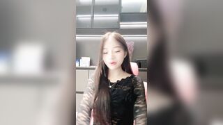 新人学生妹 热舞女神【黎巴啦呀】美乳挺胸~激情裸舞自慰喷水一字马跪地沐浴完美G奶热舞+自慰0