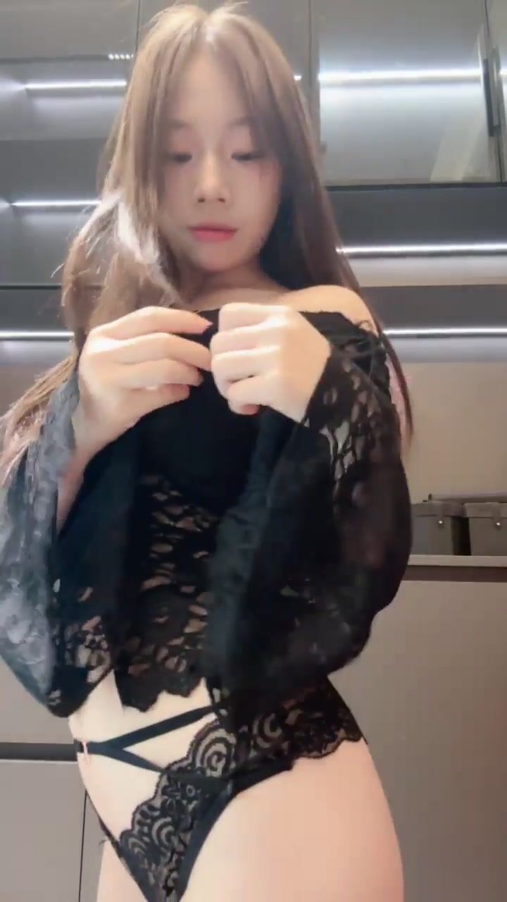 新人学生妹 热舞女神【黎巴啦呀】美乳挺胸~激情裸舞自慰喷水一字马跪地沐浴完美G奶热舞+自慰0