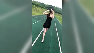 户外露出】【性感尤物】腰部以下全是腿 江苏某学校操场全裸露出 尤物操场被操户外露出啪啪强制口爆极其淫荡