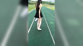 户外露出】【性感尤物】腰部以下全是腿 江苏某学校操场全裸露出 尤物操场被操户外露出啪啪强制口爆极其淫荡0