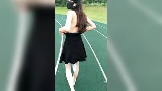 户外露出】【性感尤物】腰部以下全是腿 江苏某学校操场全裸露出 尤物操场被操户外露出啪啪强制口爆极其淫荡0