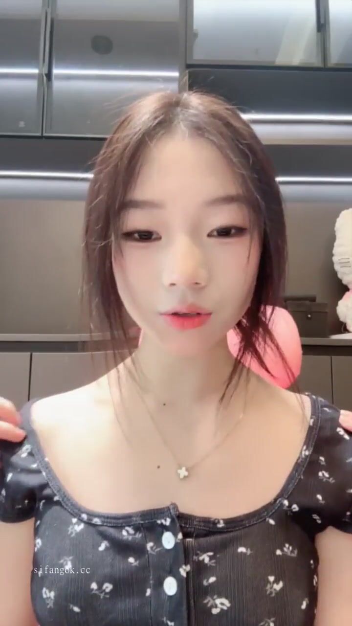 新人学生妹 热舞女神【黎巴啦呀】美乳挺胸~激情裸舞自慰喷水一字马跪地沐浴完美G奶热舞+自慰13