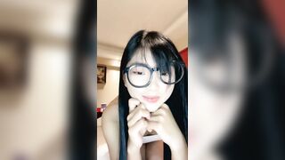 【康妹】高颜值呆萌眼镜妹 大尺度收费秀看得鸡巴邦硬 喜欢眼镜妹的不要错过00