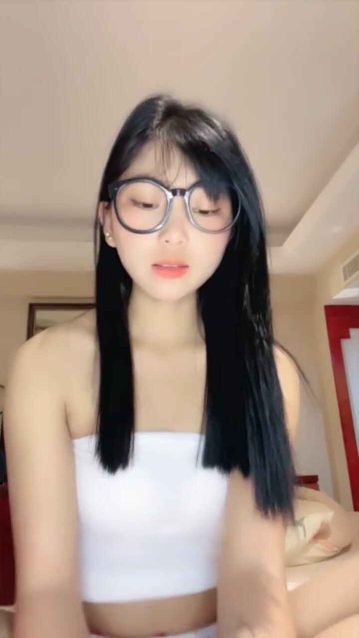 【康妹】高颜值呆萌眼镜妹 大尺度收费秀看得鸡巴邦硬 喜欢眼镜妹的不要错过01