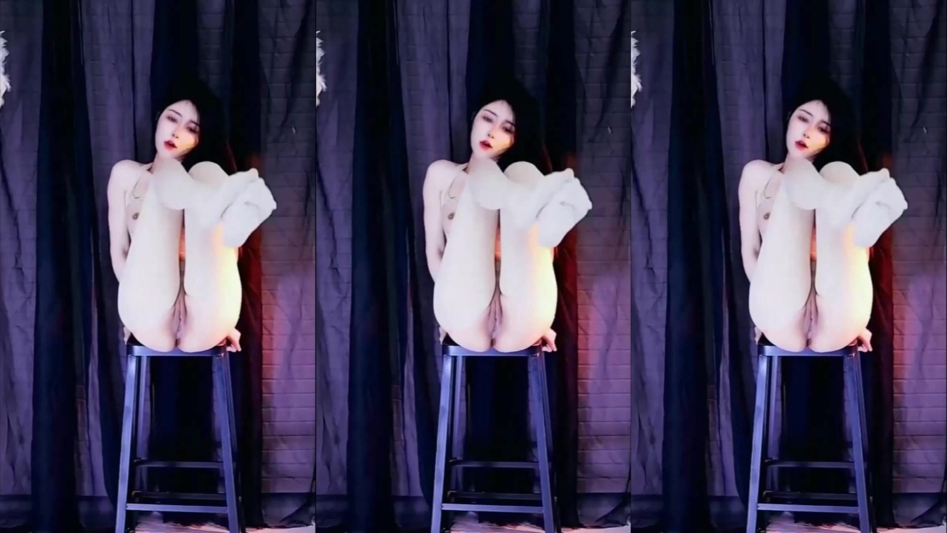 虎牙顶尤颜值天花板极品女神【温情兔】土豪万元定制，珍珠入穴游走掰穴，销魂裸舞01