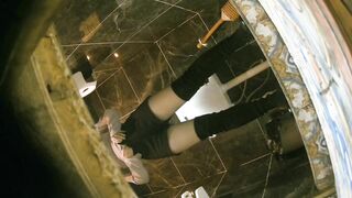 私房最新流出 夜总会酒吧全景厕拍各种黑丝高跟 美女如云 16 表情各异的妹子8