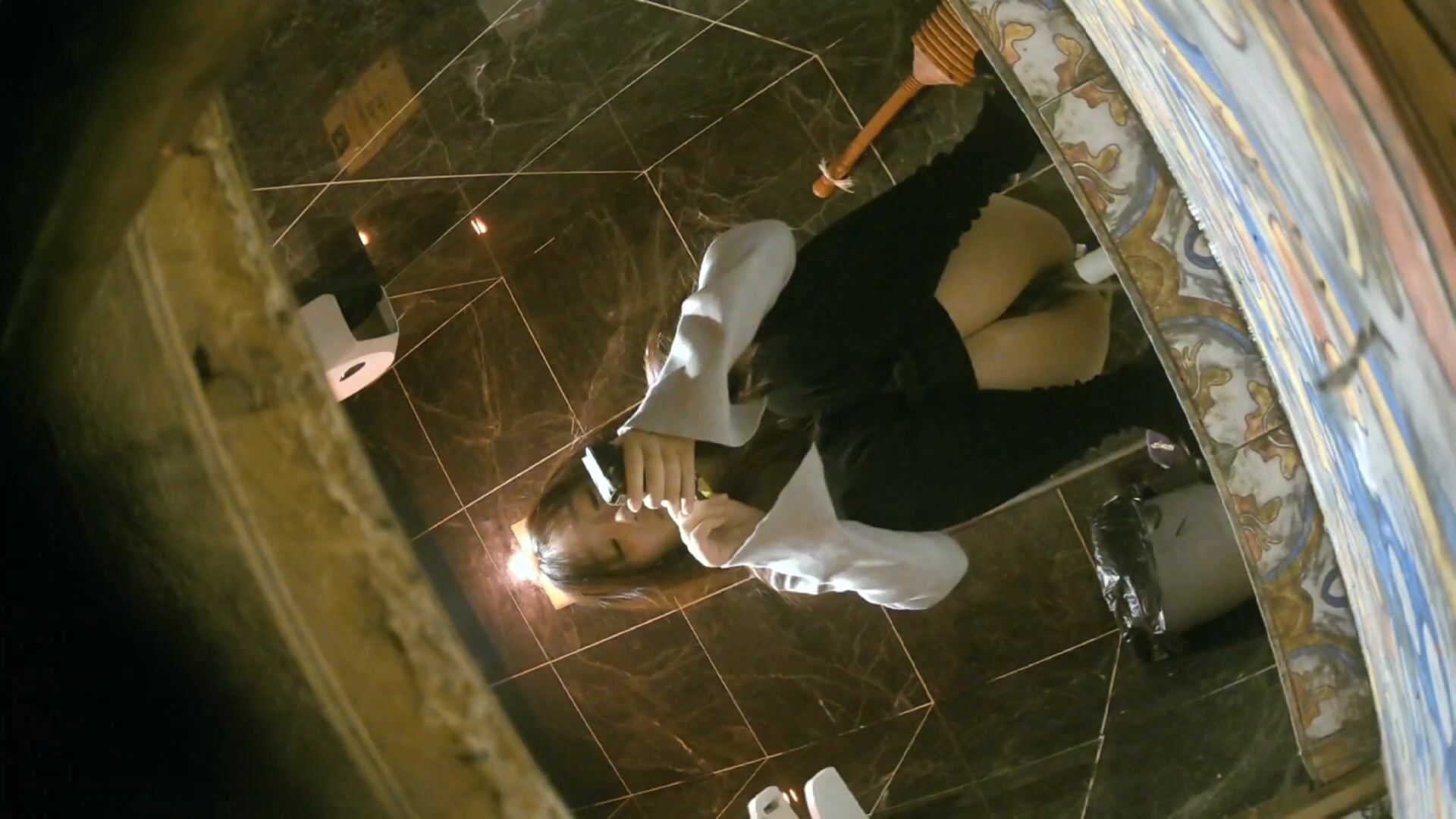 私房最新流出 夜总会酒吧全景厕拍各种黑丝高跟 美女如云 16 表情各异的妹子8