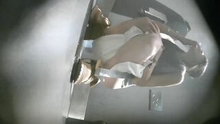 私房最新流出 夜总会酒吧全景厕拍各种黑丝高跟 美女如云 16 表情各异的妹子9