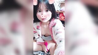 【水嫩宝宝】真实农村养鸡少女农村户外露出直播可爱内裤别跳蛋在院子里直播勾引农村大爷舔B①0