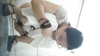 精品厕拍⑵，街边公共女厕正面脸穴同框真实偷拍多位少女少妇方便，各种类型赏脸赏逼