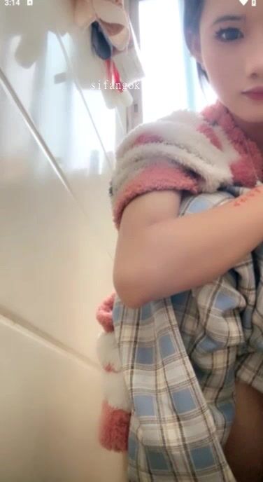 农村学妹【07水嫩宝宝】美乳长腿 大屁股粉嫩骚逼 野外裸奔 泄尿 酒店3p无套激情爆干.1