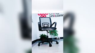 【联通职员】上班也不消停 逼夹跳蛋露出直播 甚至用玻璃桶盛淫水 上班露出也不怕同事发现 真骚啊0