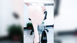 【联通职员】上班也不消停 逼夹跳蛋露出直播 甚至用玻璃桶盛淫水 上班露出也不怕同事发现 真骚啊1