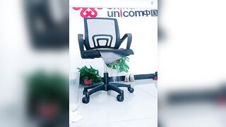 【联通职员】上班也不消停 逼夹跳蛋露出直播 甚至用玻璃桶盛淫水 上班露出也不怕同事发现 真骚啊1