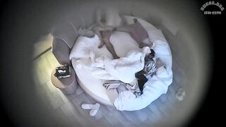 上帝视角 3-1 操短发女人就是有一种莫名的情趣加成 短发大姐少妇被男人在情趣圆床上猛操几回 毛真多0