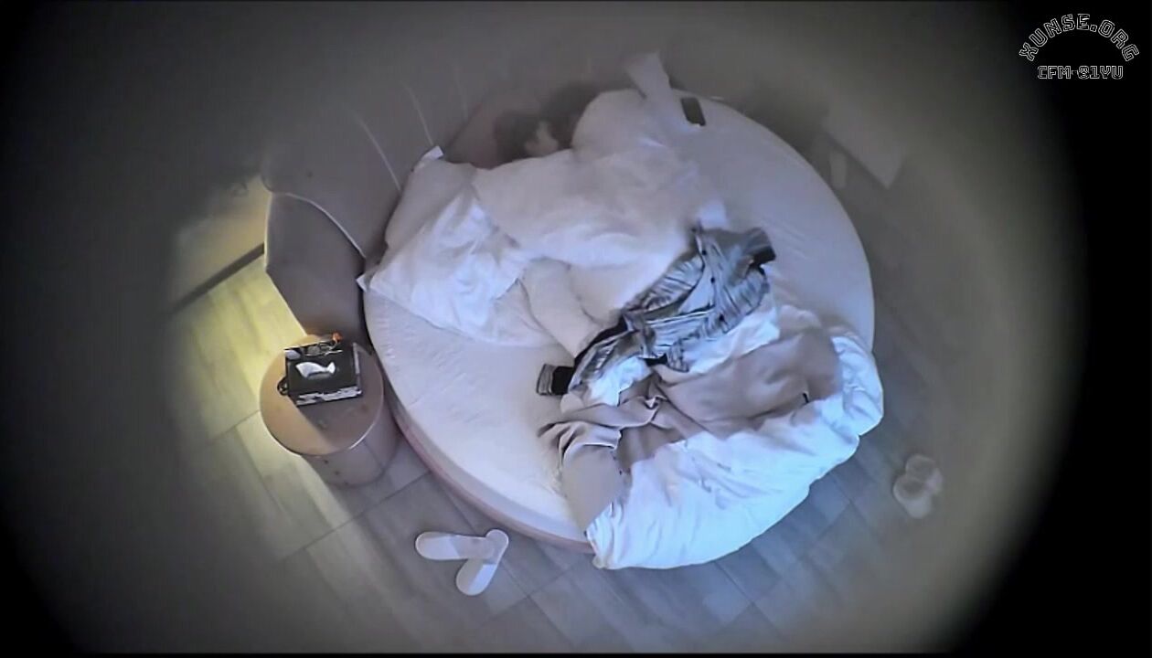 上帝视角 3-1 操短发女人就是有一种莫名的情趣加成 短发大姐少妇被男人在情趣圆床上猛操几回 毛真多0