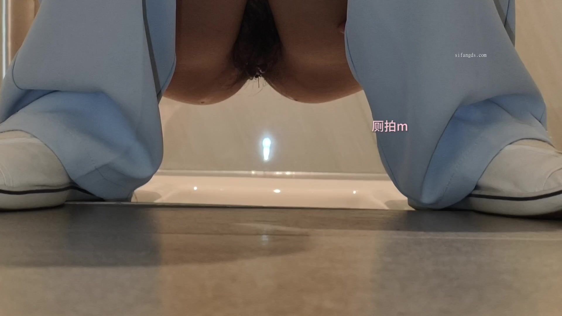 大神潜入办公楼女厕全景偷拍多位美女职员❤️各种极品小黑鲍01