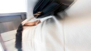 推荐 【公交站抄底】完美绅士视角，多位靓女一览无余，阴户饱满屁股紧致，就像把头伸进了裙子