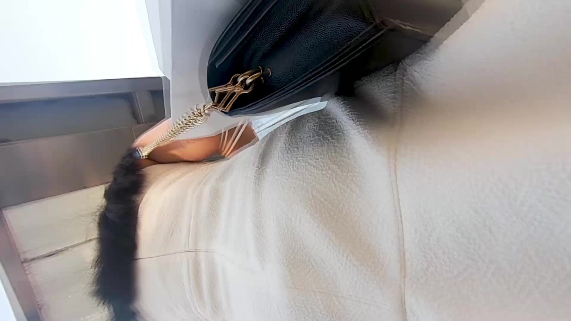 推荐 【公交站抄底】完美绅士视角，多位靓女一览无余，阴户饱满屁股紧致，就像把头伸进了裙子